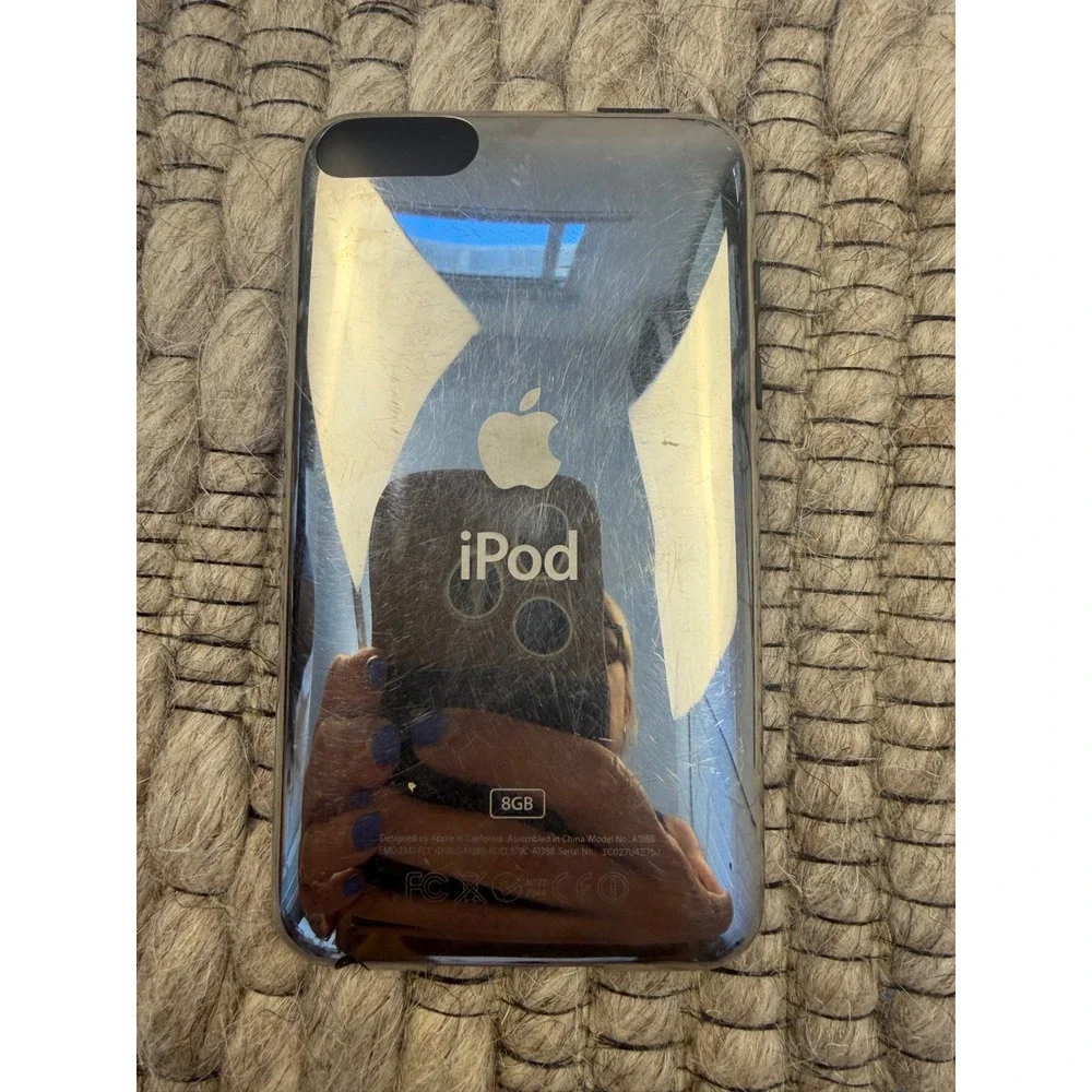 Apple iPod Touch 2nd Gen 8GB Silver A1288 Black Case-Mate Tire Tread Cover Parts